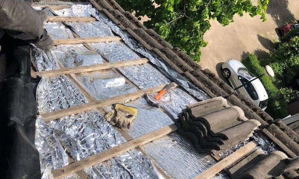 Nieuwe panlatten met dakpannen in Wijk Bij Duurstede