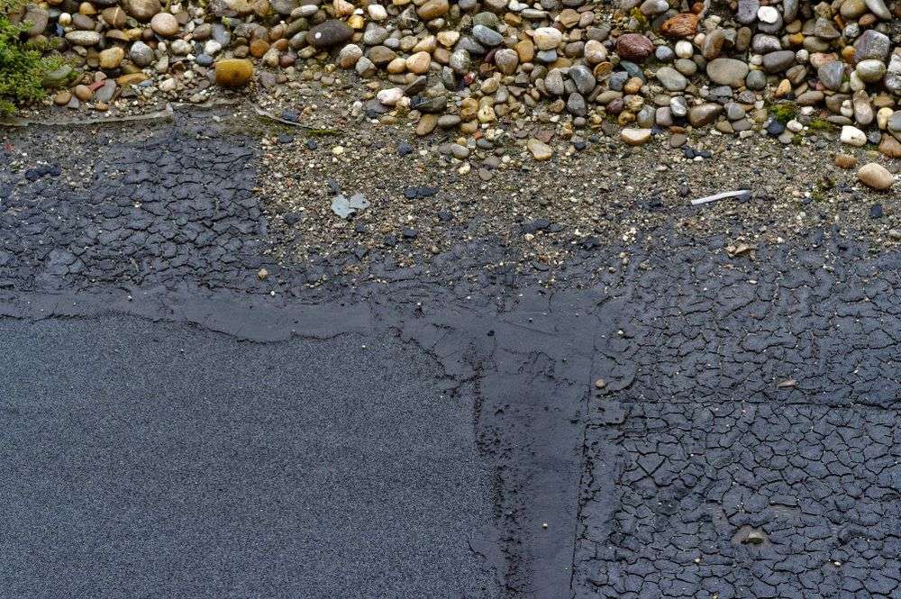 Scheur in het bitumen dak in Driebergen-Rijsenburg